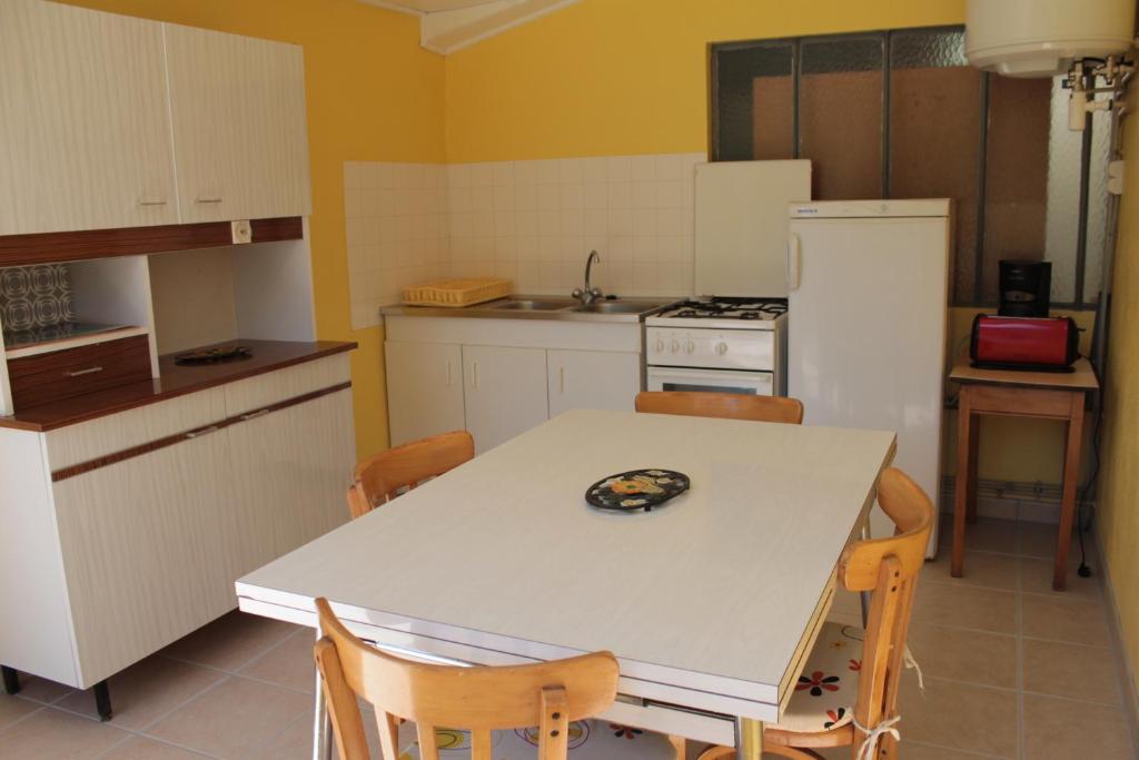 Kuchyň nebo kuchyňský kout v ubytování Hôtel Ladagnous