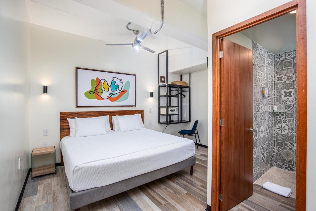 Postel nebo postele na pokoji v ubytování Joint Boutique Hotel