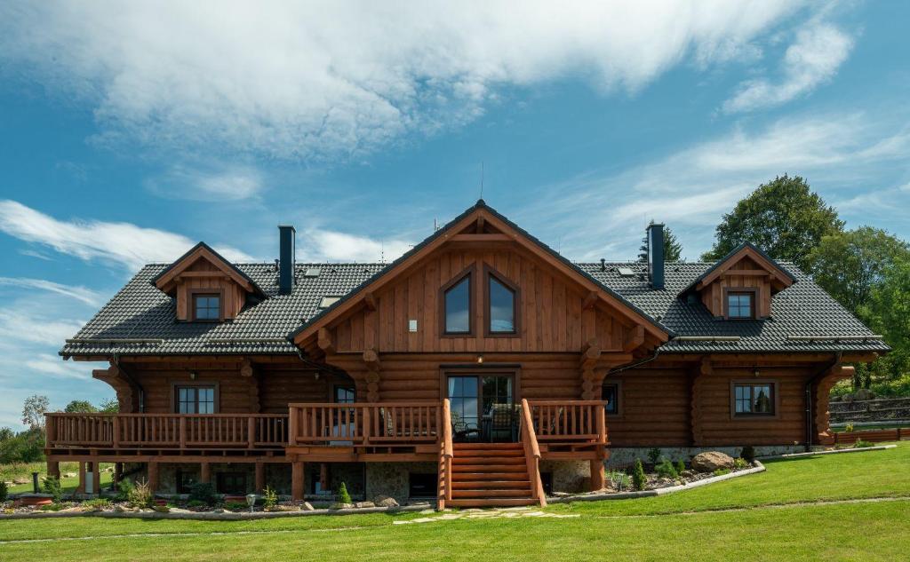 Cabaña de madera grande con porche y terraza en Apartmány Srub Výtoňka Lipno, en Přední Výtoň