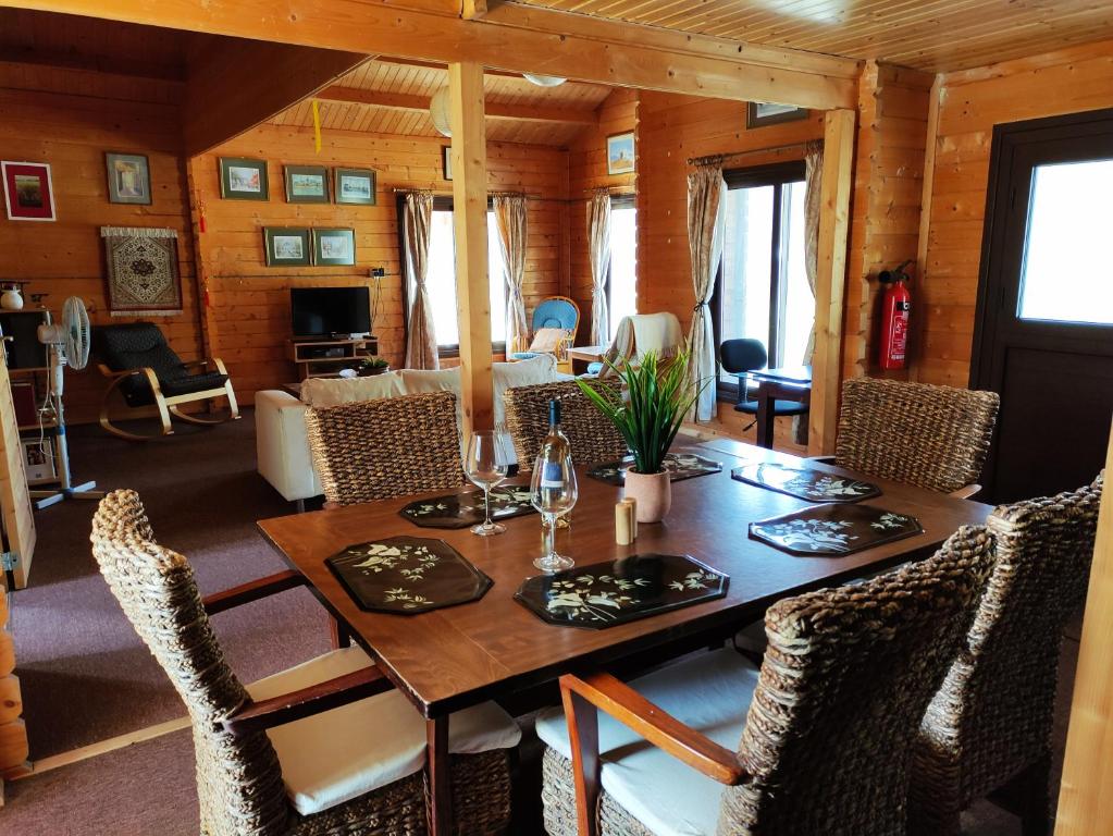 comedor con mesa de madera y sillas en The Cosy Mountain Cabin with Stunning Views near Troodos, en Kato Amiandos