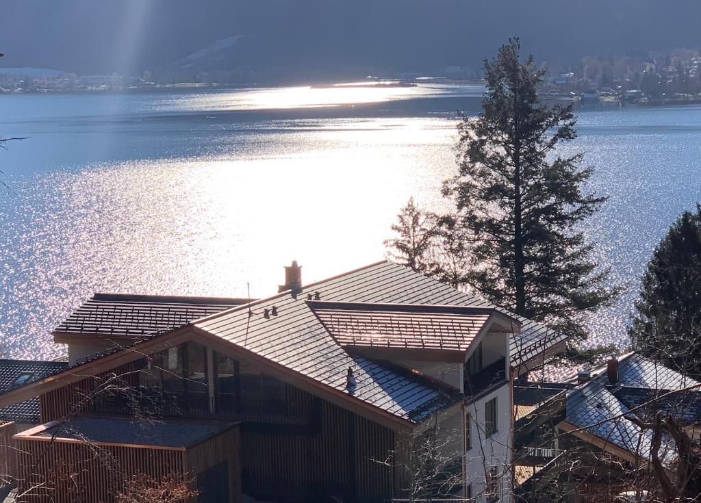 a house on the shore of a lake at Tegernsee - Seeblick, Terrasse, Berge in Tegernsee