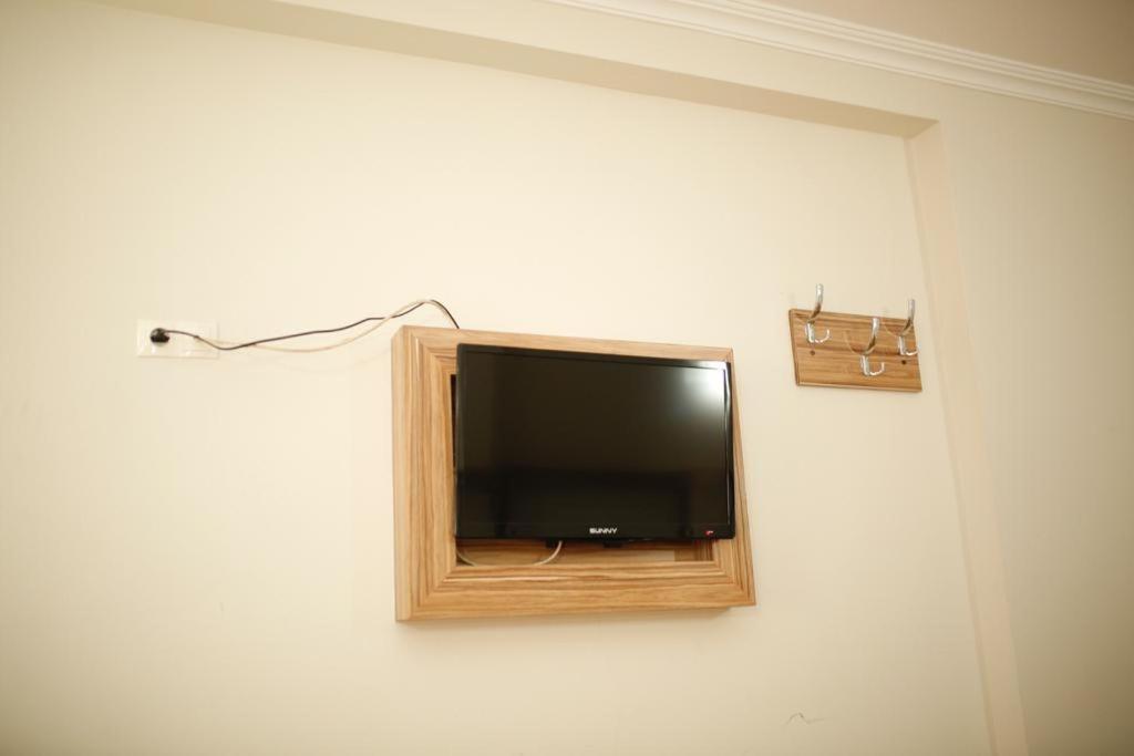 TV a/nebo společenská místnost v ubytování Özhan Hotel
