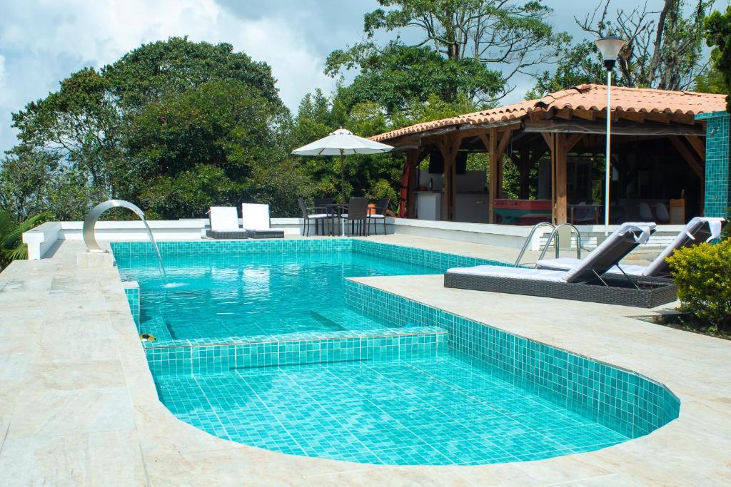 a large swimming pool with a blue tiled at Cotinga Hotel Spa in Pereira