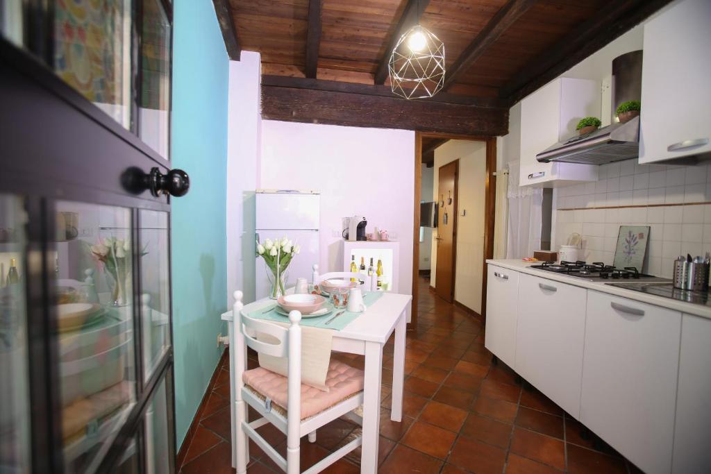 cocina con mesa blanca y encimera en relax nel borgo L'ARCHETTO, en Formello
