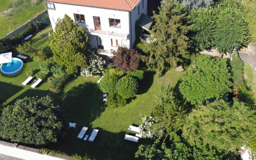 z góry widok na dom z drzewami i podwórko w obiekcie Villa Aida w Mediolanie