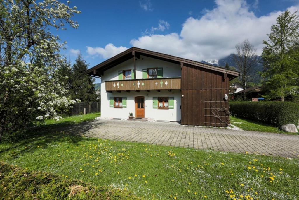 een vrijstaand huis met een garage en een oprit bij Ferienwohnung Lauer in Schönau am Königssee