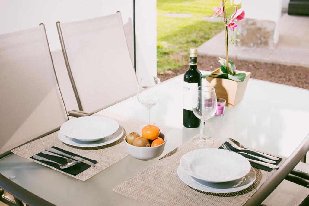 マスパロマスにあるBungalow Eleganceのテーブル(皿、グラス、ワイン1本付)