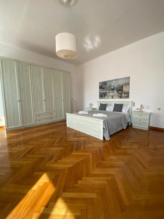 Schlafzimmer mit einem Bett und Holzboden in der Unterkunft Al Fluviale in Ferrara