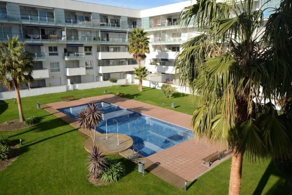 una vista aérea de un complejo de apartamentos con piscina en Hermoso Apartamento de lujo con dos habitaciones IMMO 365 en Roses