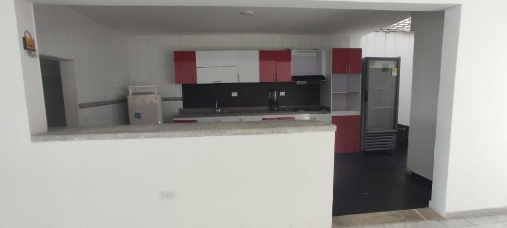 Kuchyň nebo kuchyňský kout v ubytování Casa con piscina privada Girardot