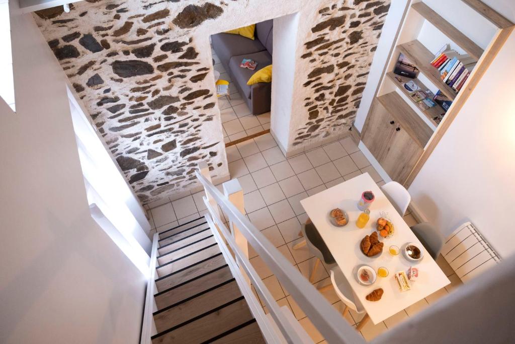 una vista aérea de una habitación con una mesa con comida en Le Duplex à Mimine en Le Pin-en-Mauges