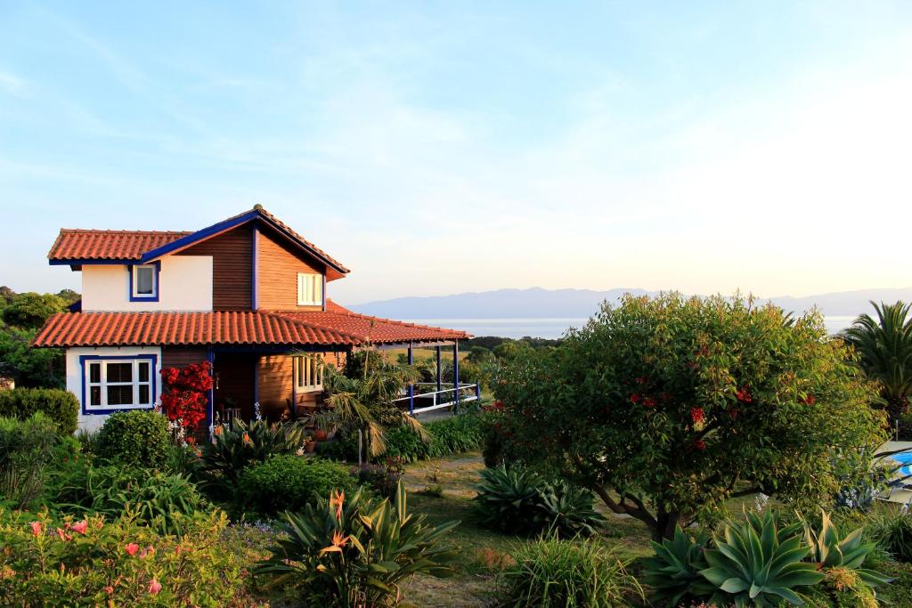 a house with a view of the ocean at O Zimbreiro in Piedade