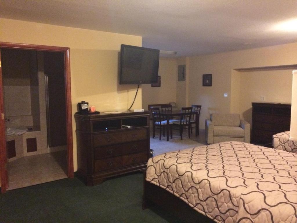 Pacer Inn & Suites Motel - Deluxe Queen Suite