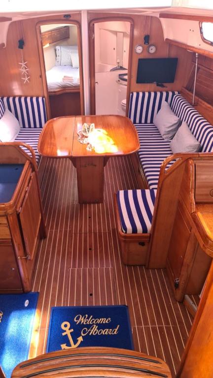 a view of the back of a boat with a table and chairs at BARCO PURAVIDA in Vigo