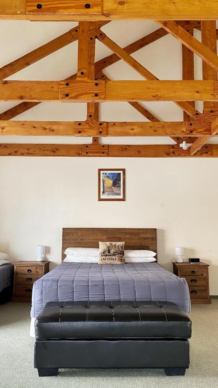 Postel nebo postele na pokoji v ubytování Rotorua Coachman Spa Motel