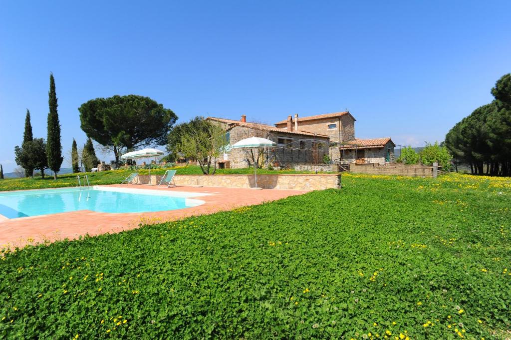 a villa with a swimming pool and a house at Agriturismo Montecchio in Semproniano