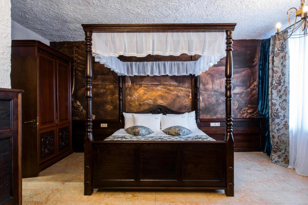 Postel nebo postele na pokoji v ubytování Stara Pravda Hotel - History