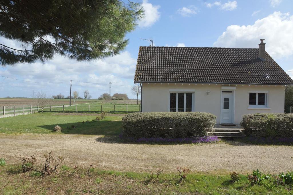 a small white house in the middle of a field at Les Bruyères de Jeanne et René Zoo de Beauval à 20min,Châteaux TOUT INCLUS in Fontguenand