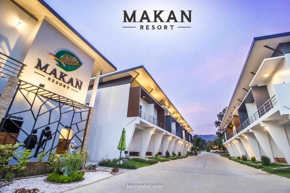 een rij gebouwen naast een straat bij Makan Resort in Kanchanaburi