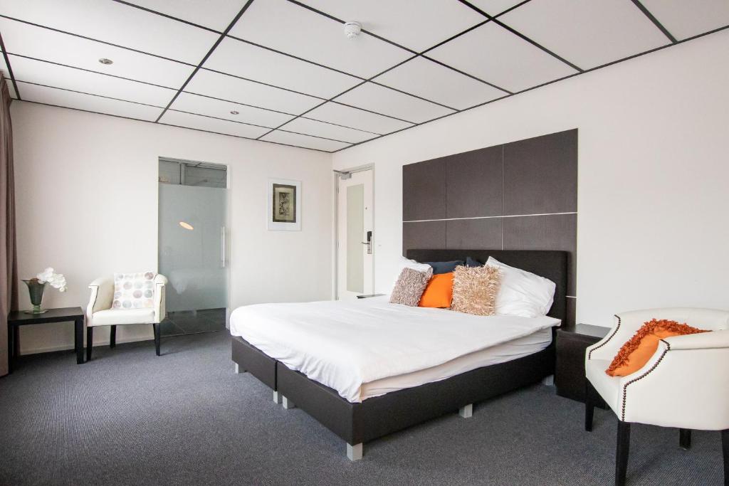 Een bed of bedden in een kamer bij Parkstad City Hotel