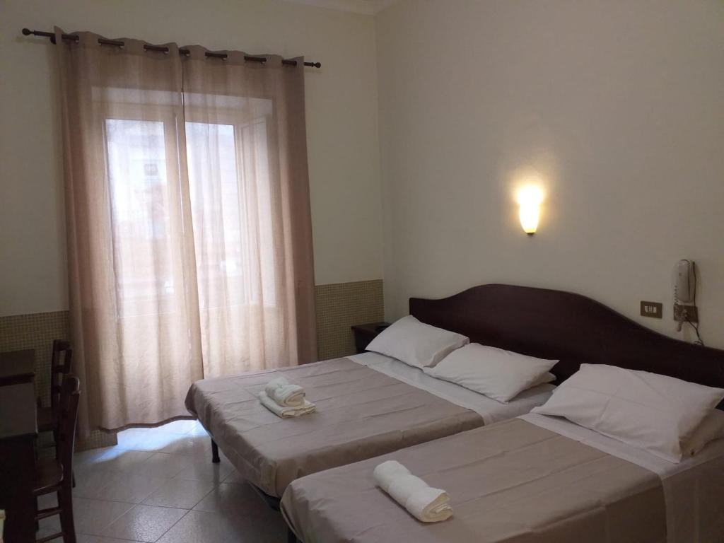 Postel nebo postele na pokoji v ubytování Hotel Vittorio Veneto Napoli