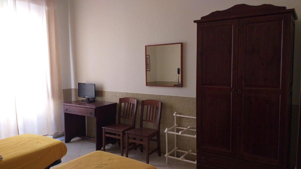 TV a/nebo společenská místnost v ubytování Hotel Vittorio Veneto Napoli