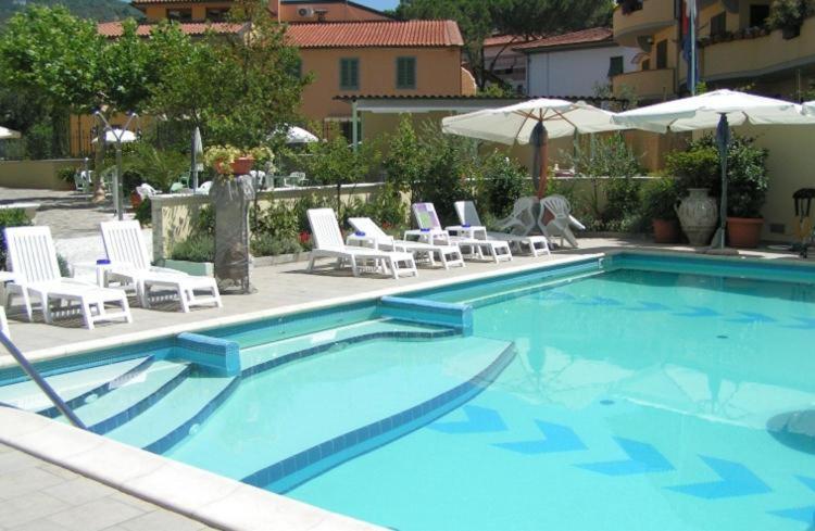 Bazén v ubytování Hotel Flowers nebo v jeho okolí