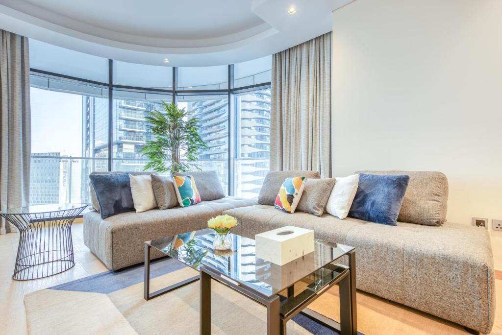 sala de estar con sofá y mesa de cristal en RH- A Stylish Home Away from Home, Spacious 02 BR near Dubai Mall, en Dubái