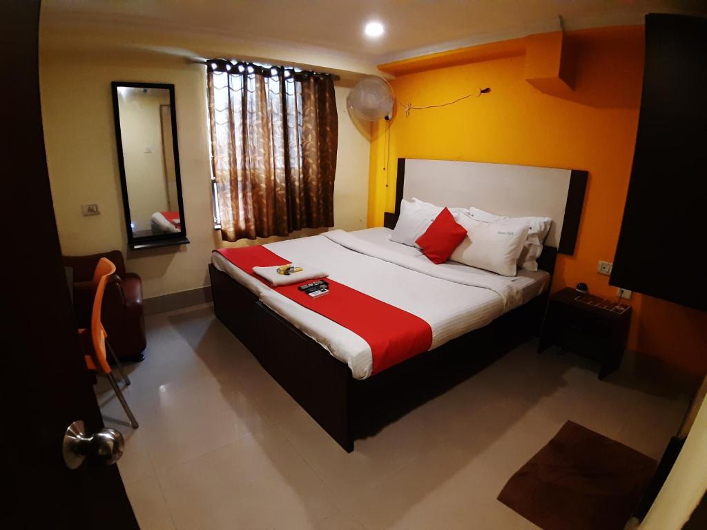 A bed or beds in a room at Hotel Akash inn