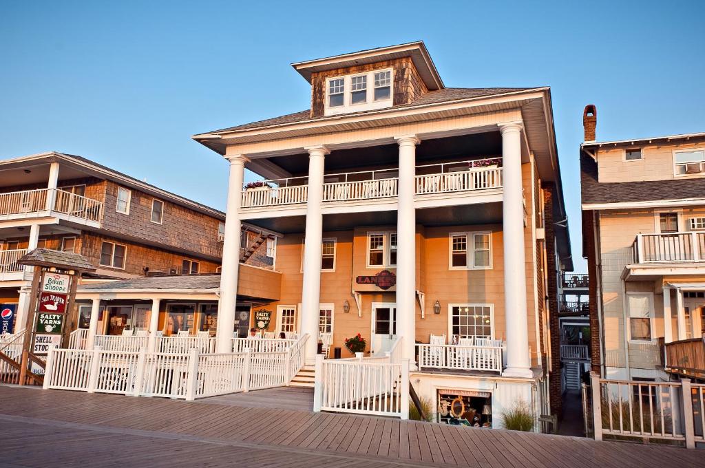 een groot appartementencomplex met witte zuilen bij Lankford Hotel and Lodge in Ocean City