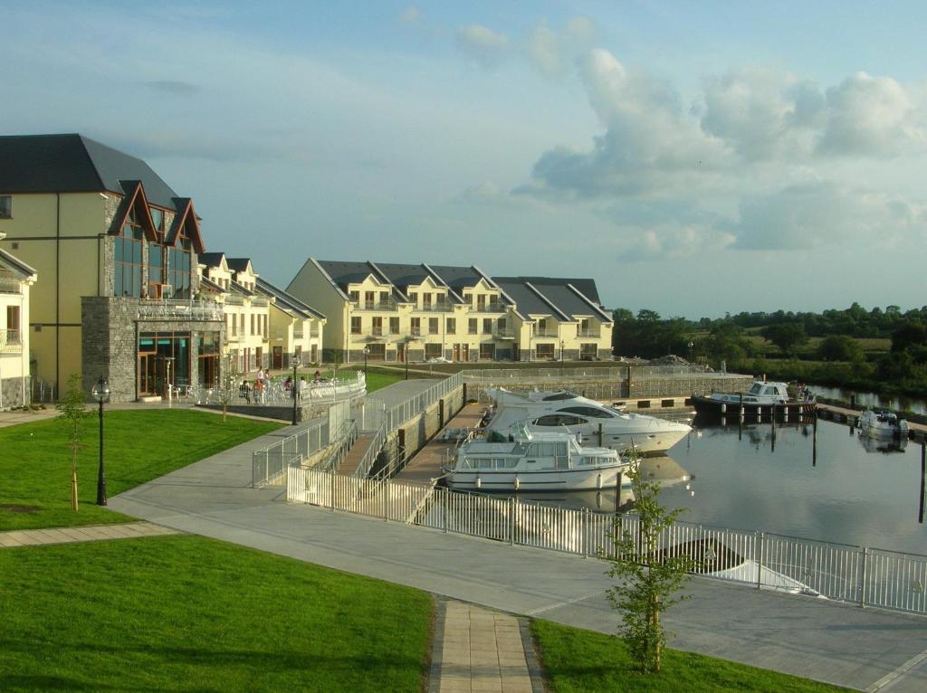 Výhled na řeku, která protéká v blízkosti hotelu