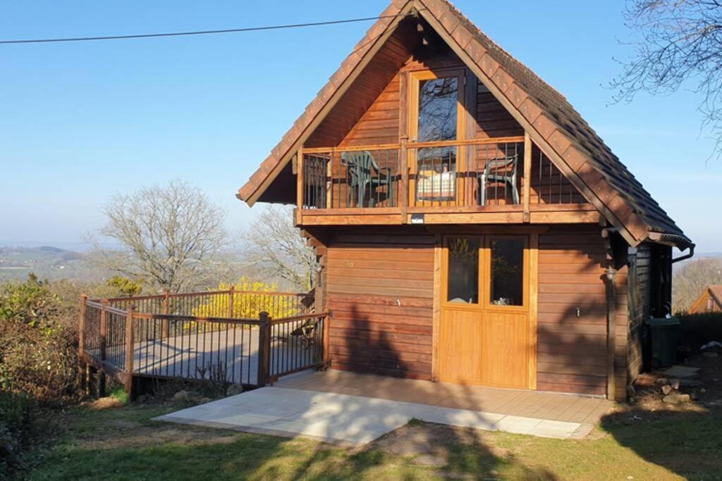 Cette maison en bois dispose d'une terrasse et d'un balcon. dans l'établissement 3 Bedroom Lodge over looking Lake Dathee & Golf Course, à Saint-Manvieu-Bocage