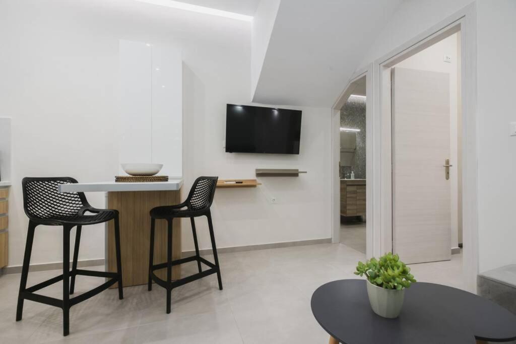 Telewizja i/lub zestaw kina domowego w obiekcie Peris 5 with Yard steps to Bus St & Old Town