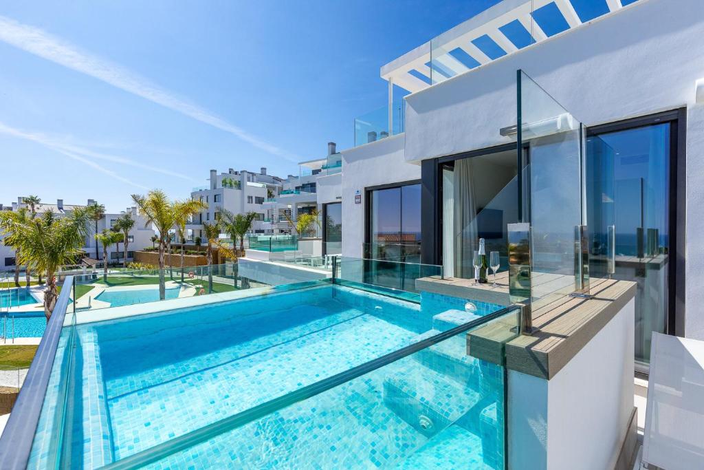 uma imagem de uma piscina numa casa em Luxury High End - Santa Barbara Heights II CLC - Privat plunge pool, Fitness, Sauna em Mijas Costa