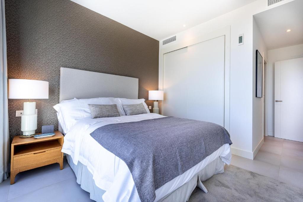 Posteľ alebo postele v izbe v ubytovaní Luxury High End - Santa Barbara Heights II CLC - Privat plunge pool, Fitness, Sauna