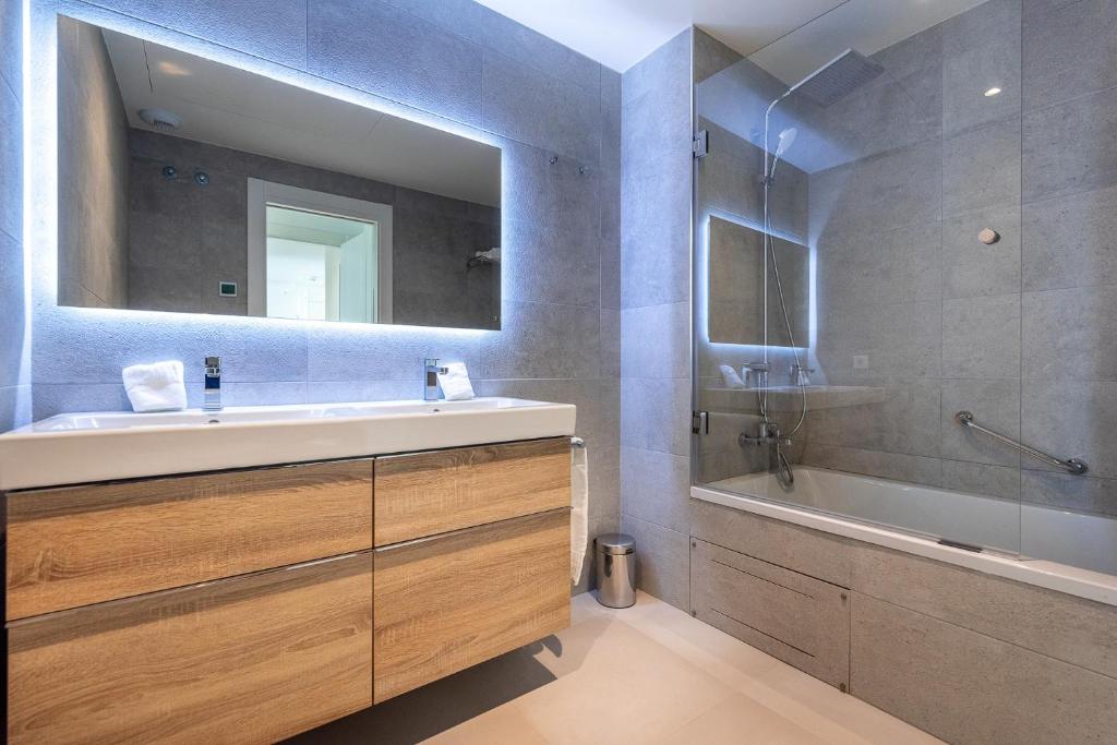 Kúpeľňa v ubytovaní Luxury High End - Santa Barbara Heights II CLC - Privat plunge pool, Fitness, Sauna