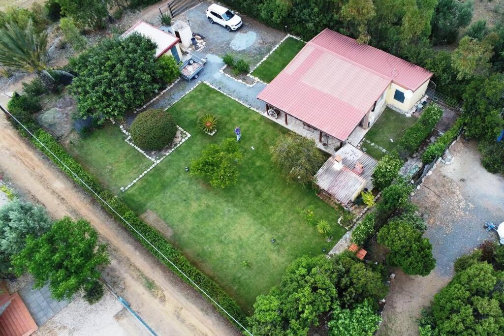 A garden outside Casa Chia a 5 minuti dal mare - Su Giudeu Tuerredda