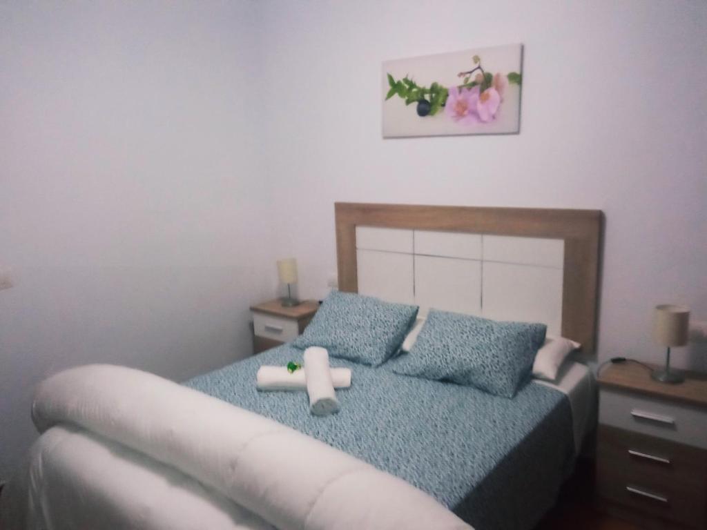 Almáchar的住宿－Apartamento buena vista，一间卧室,配有一张床和玩具