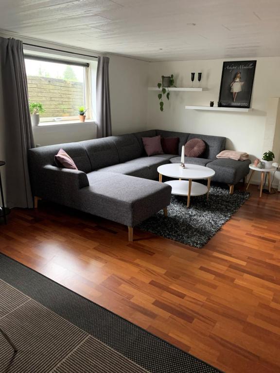 uma sala de estar com um sofá e uma mesa em Villa Toften em Skanderborg