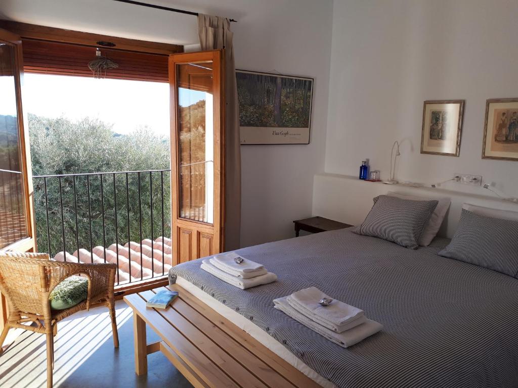 Booking.com: Flores Amarillas B&B , Almoharín, Spanje . Boek ...