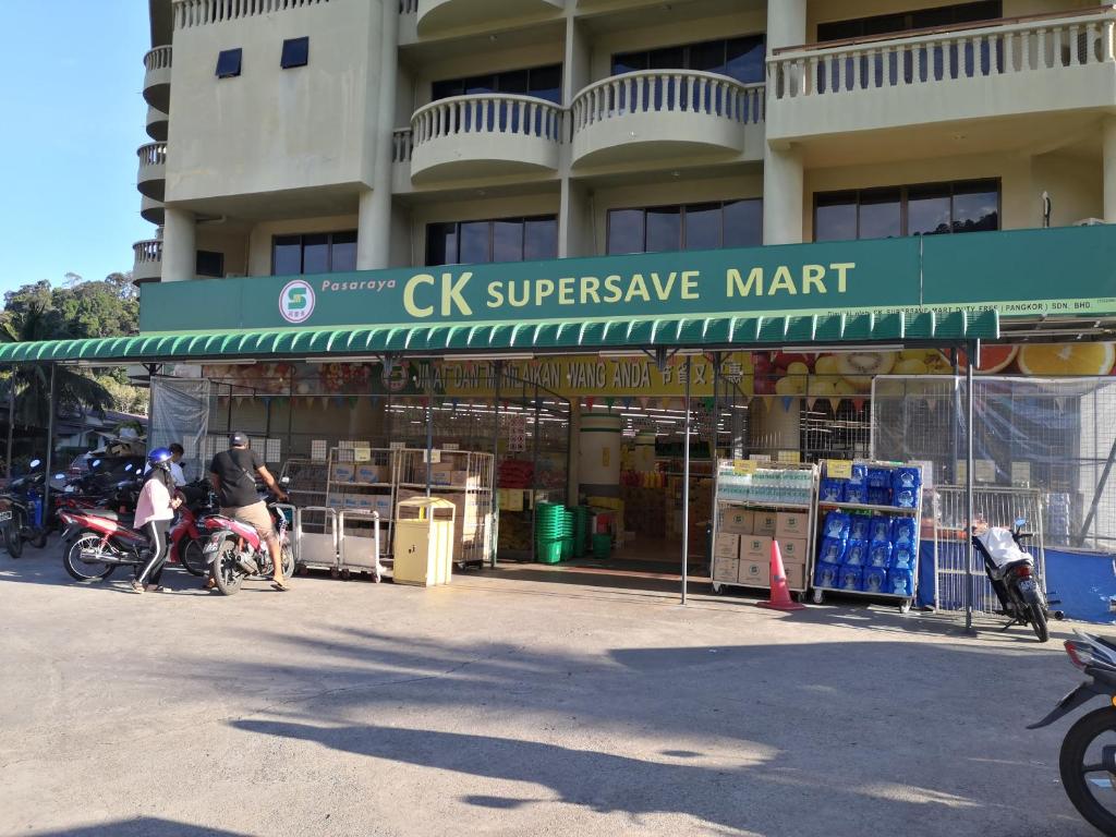 Supermarket nebo jiné obchody v  aparthotelu nebo okolí