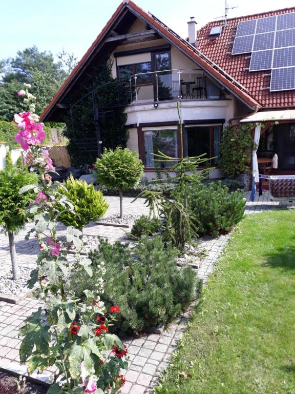 Vonkajšia záhrada v ubytovaní Apartament Leśna