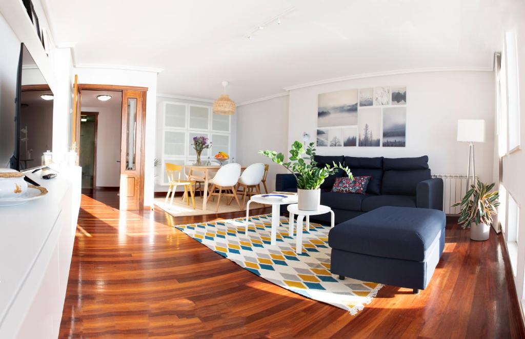 sala de estar con sofá y mesa en Apartamento Paseo Marítimo, en A Coruña