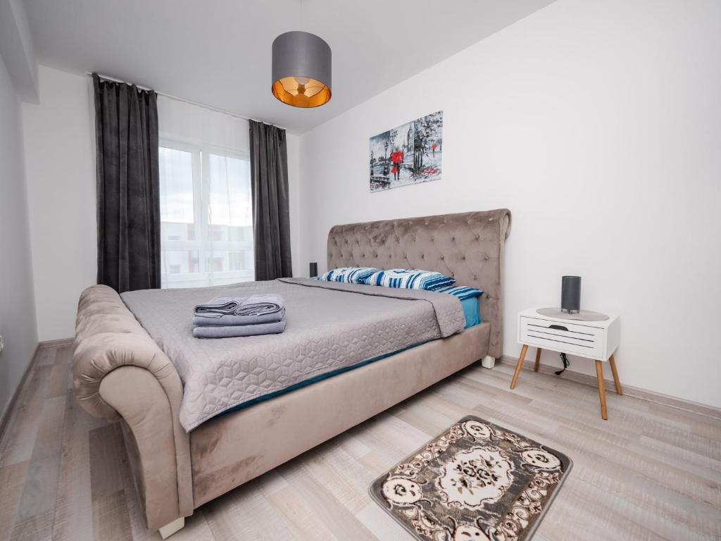ein Schlafzimmer mit einem großen Bett und einem Fenster in der Unterkunft Avantgarden King Apart in Braşov