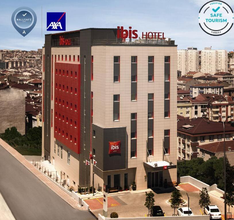 ein Hotel mit einem Schild auf einem Gebäude in der Unterkunft Ibis Istanbul Esenyurt in Istanbul