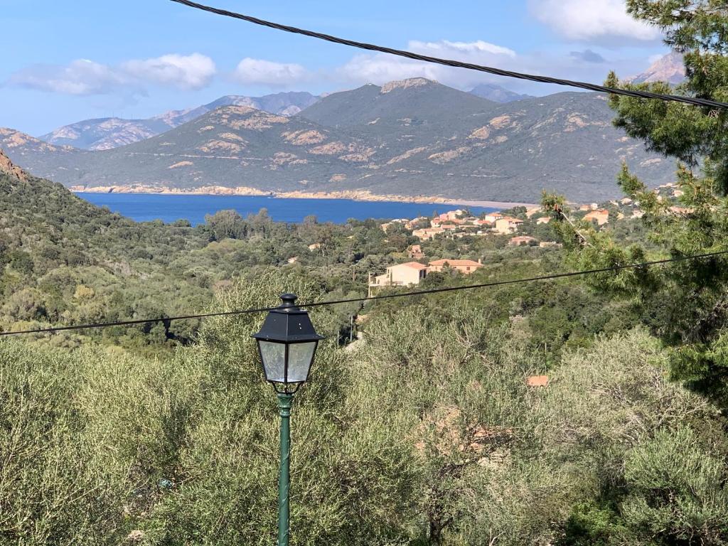Una farola con vistas a un lago y a las montañas. en Maison Pauline, en Galeria