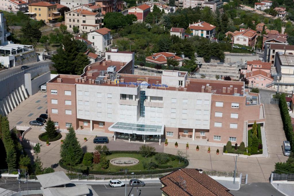 una vista aérea de un edificio de una ciudad en Hotel Centro di Spiritualità Padre Pio, en San Giovanni Rotondo