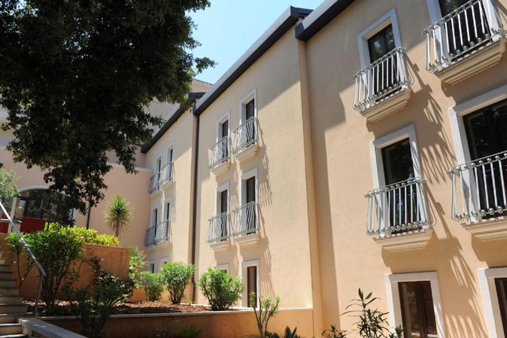 Budynek, w którym mieści się hotel