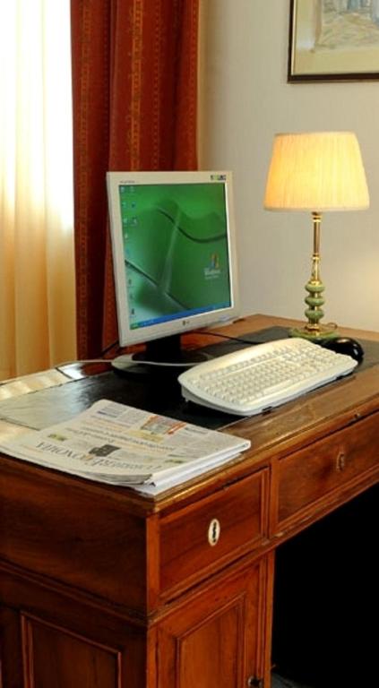 Telewizja i/lub zestaw kina domowego w obiekcie Hotel Villa Rosa