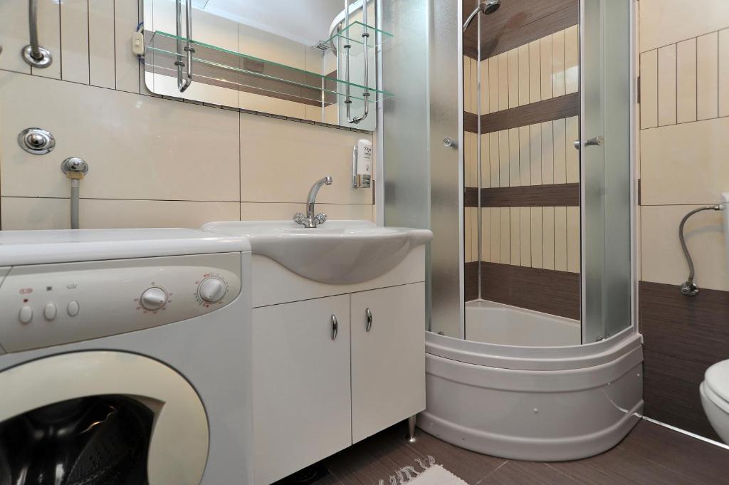 łazienka z umywalką i prysznicem w obiekcie Villa Vanilla with Heated Pool w mieście Zadar